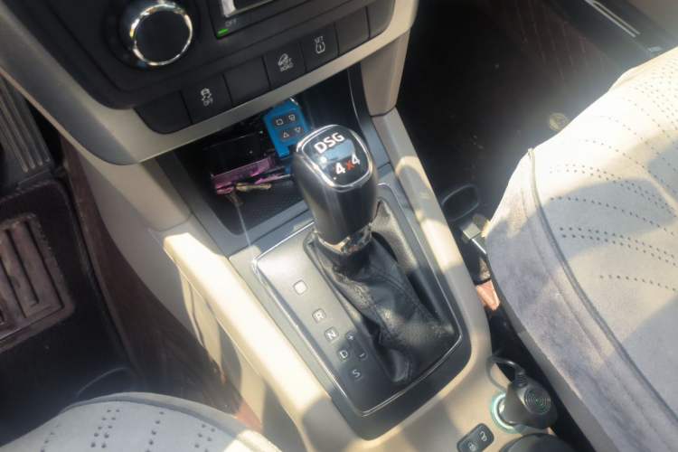 Used Skoda Yeti 2014 1.8TSI DSG Polar Edition Gear Lever