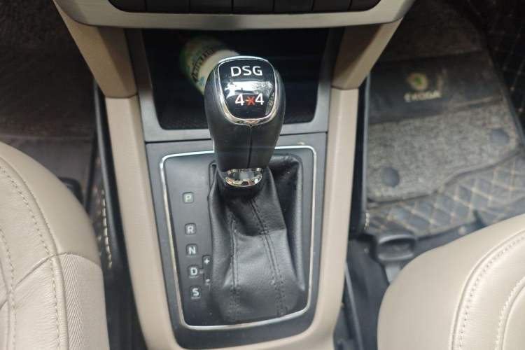 Used Skoda Yeti 2014 1.8TSI DSG Polar Edition Gear Lever