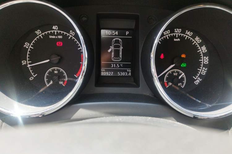 Used Skoda Yeti 2014 1.4 TSI DSG Phantom Edition Odometer Close Up