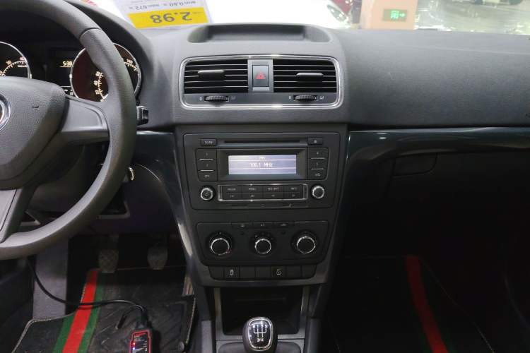Used Skoda Yeti 2014 1.4TSI Manual Colorful Edition Audio And AC Panel