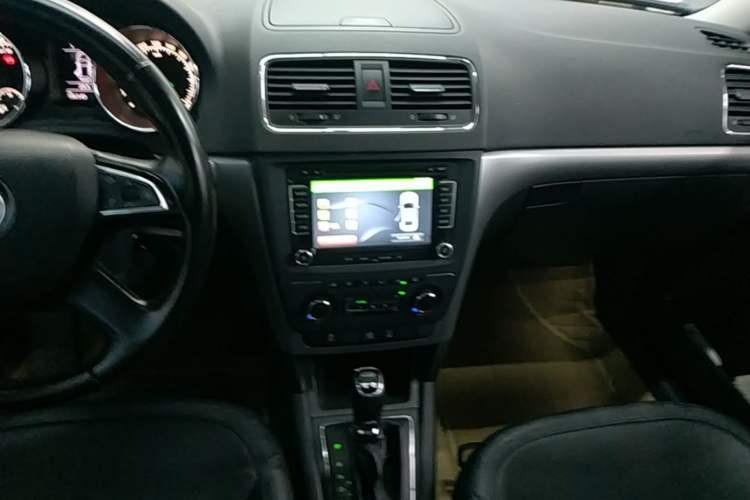 Used Skoda Yeti 2014 1.8TSI DSG Polar Edition Audio And AC Panel