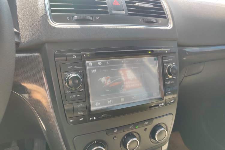 Used Skoda Yeti 2014 1.6L Manual Colorful Edition Audio And AC Panel