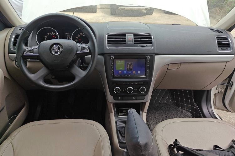 Used Skoda Yeti 2014 1.4TSI Manual Polar Edition Center Console