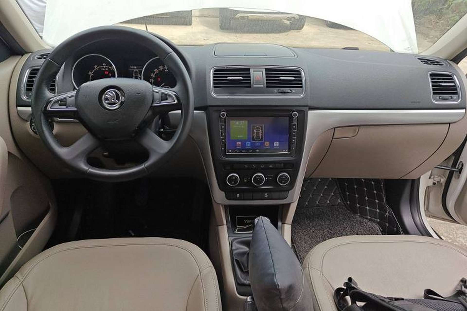 Used Skoda Yeti 2014 1.4TSI Manual Polar Edition Center Console