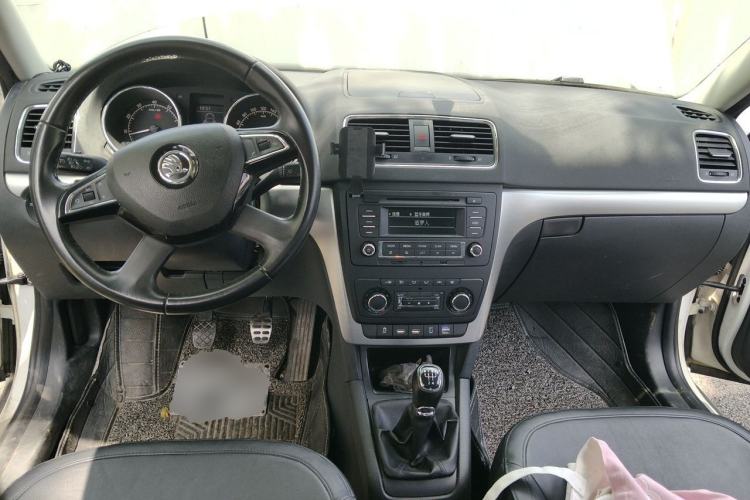 Used Skoda Yeti 2014 1.4TSI Manual Polar Edition Center Console