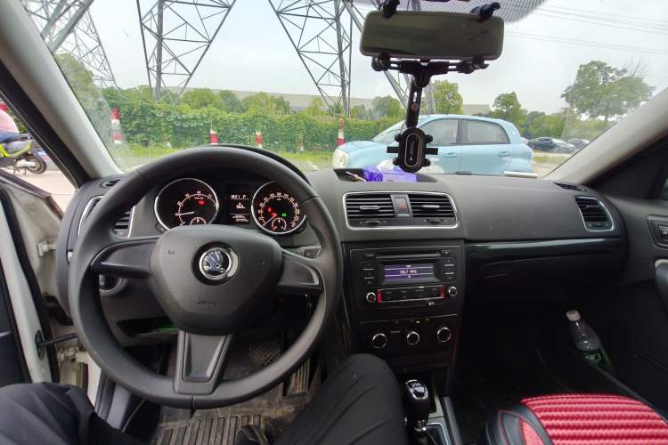 Used Skoda Yeti 2014 1.4TSI DSG Vibrant Edition Center Console