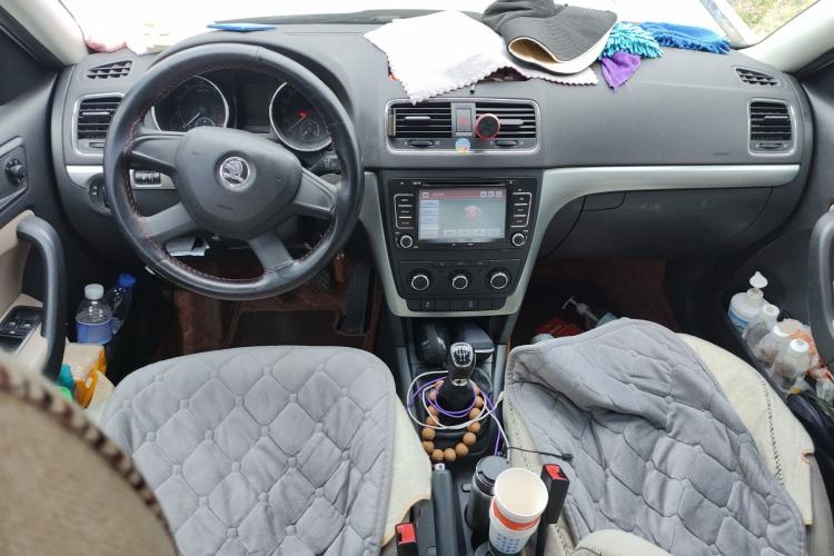 Used Skoda Yeti 2014 1.4TSI Manual Explore Edition Center Console