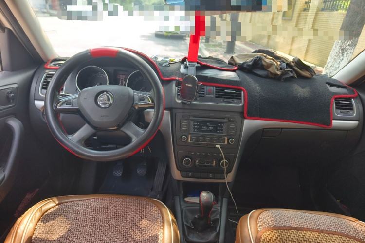 Used Skoda Yeti 2014 1.4TSI Manual Polar Edition Center Console