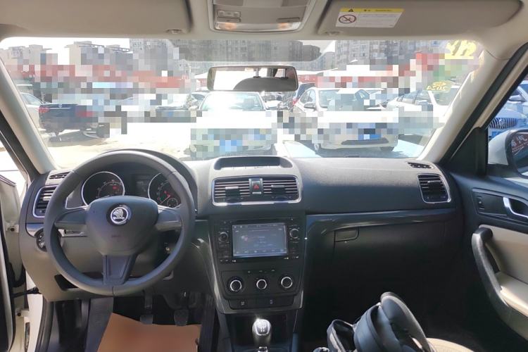 Used Skoda Yeti 2014 1.6L Manual Colorful Edition Center Console