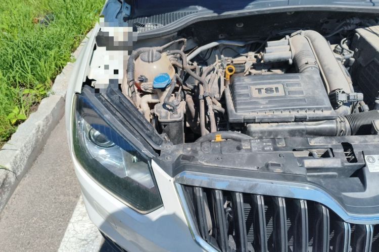 Used Skoda Yeti 2014 1.4TSI DSG All-Wheel Drive Version Engine Bay Right
