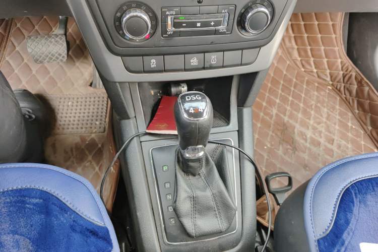 Used Skoda Yeti 2014 1.8TSI DSG Polar Edition Gear Lever