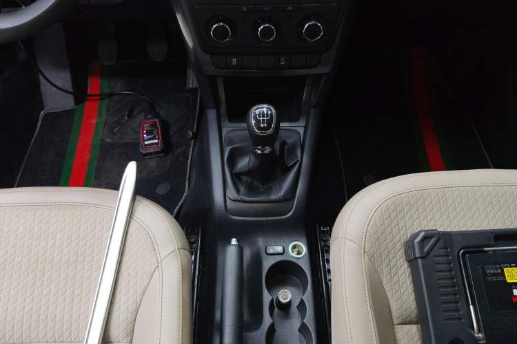 Used Skoda Yeti 2014 1.4TSI Manual Colorful Edition Gear Lever