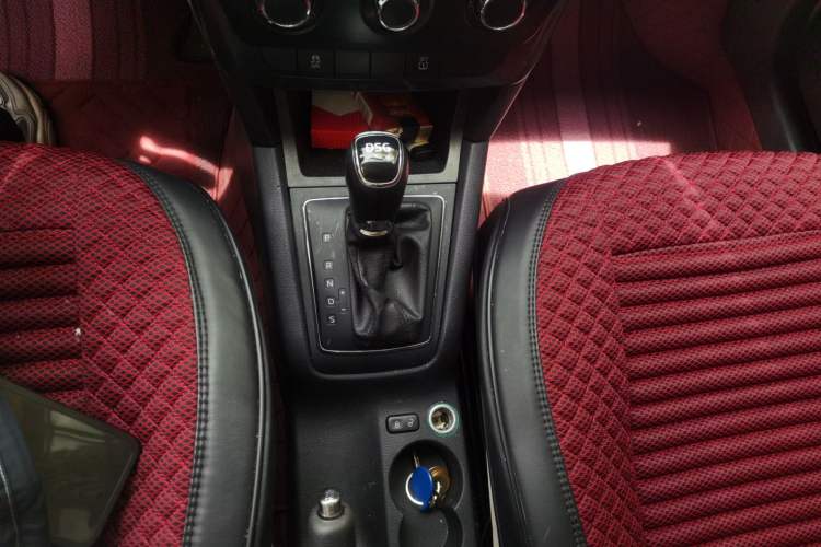 Used Skoda Yeti 2014 1.4TSI DSG Vibrant Edition Gear Lever