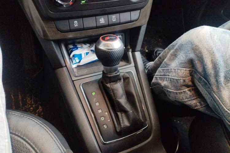Used Skoda Yeti 2014 1.8TSI DSG All-Wheel Drive Edition Gear Lever