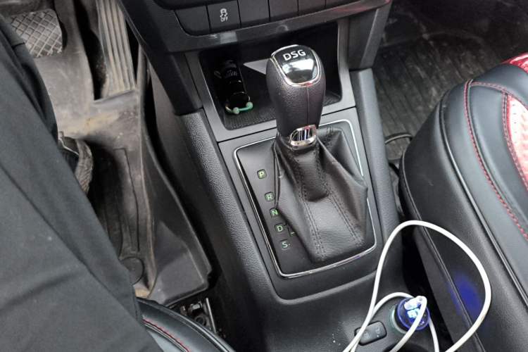 Used Skoda Yeti 2014 1.4TSI DSG Vibrant Edition Gear Lever