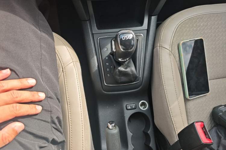 Used Skoda Yeti 2014 1.4TSI DSG Vibrant Edition Gear Lever