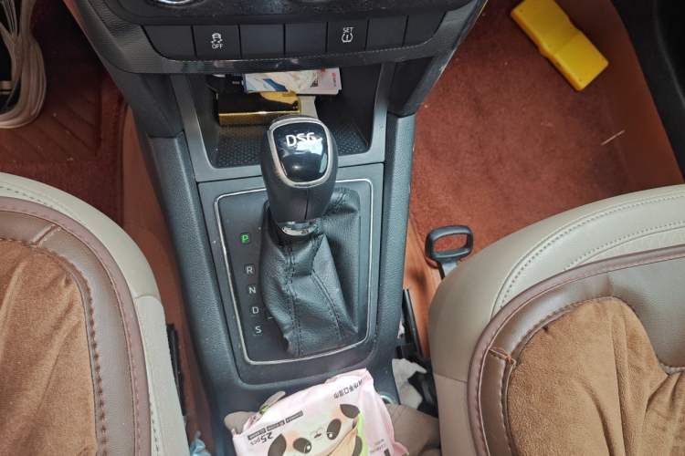 Used Skoda Yeti 2014 1.4TSI DSG Vibrant Edition Gear Lever