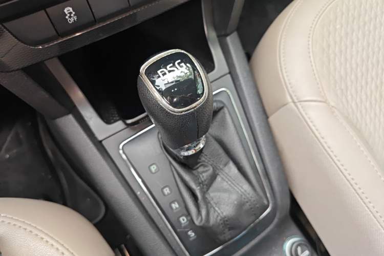 Used Skoda Yeti 2014 1.4TSI DSG Vibrant Edition Gear Lever