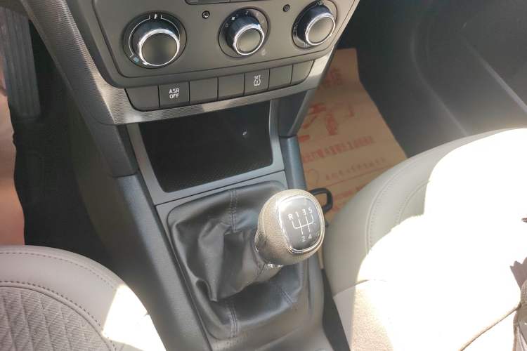Used Skoda Yeti 2014 1.6L Manual Colorful Edition Gear Lever