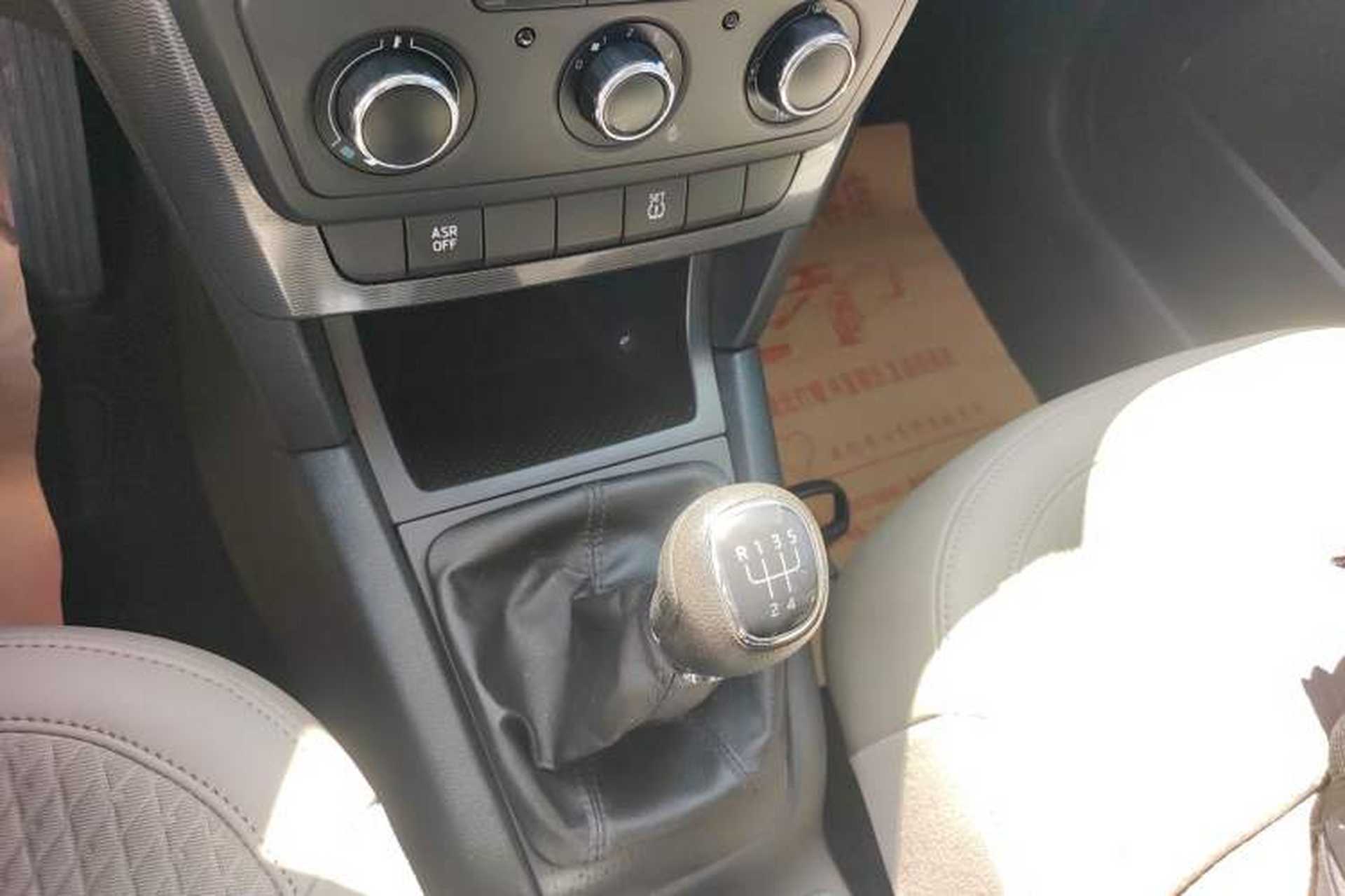 Used Skoda Yeti 2014 1.6L Manual Colorful Edition Gear Lever