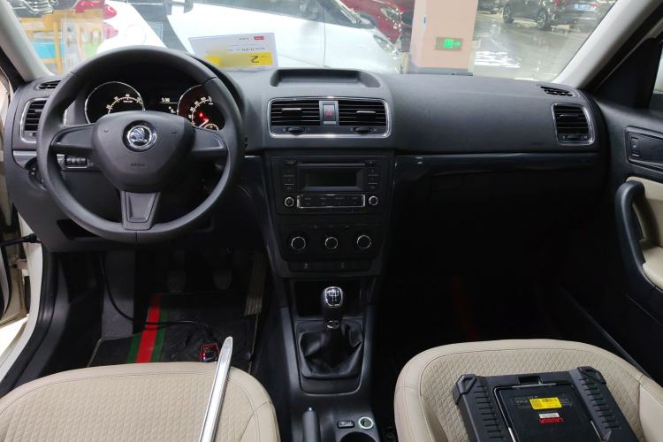 Used Skoda Yeti 2014 1.4TSI Manual Colorful Edition Interior 2