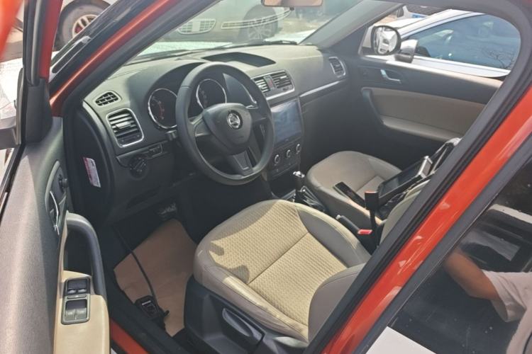 Used Skoda Yeti 2014 1.4TSI DSG Vibrant Edition Left Front Seat
