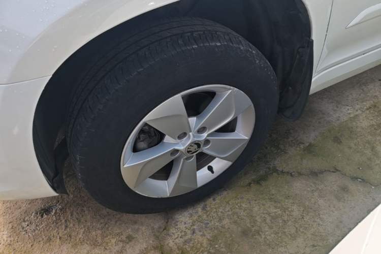 Used Skoda Yeti 2014 1.4TSI DSG Vibrant Edition Left Front Wheel Hub
