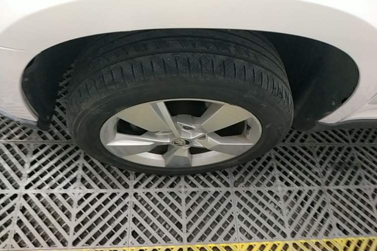 Used Skoda Yeti 2014 1.8TSI DSG Polar Edition Left Front Wheel Hub