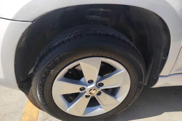 Used Skoda Yeti 2014 1.6L Manual Colorful Edition Left Front Wheel Hub