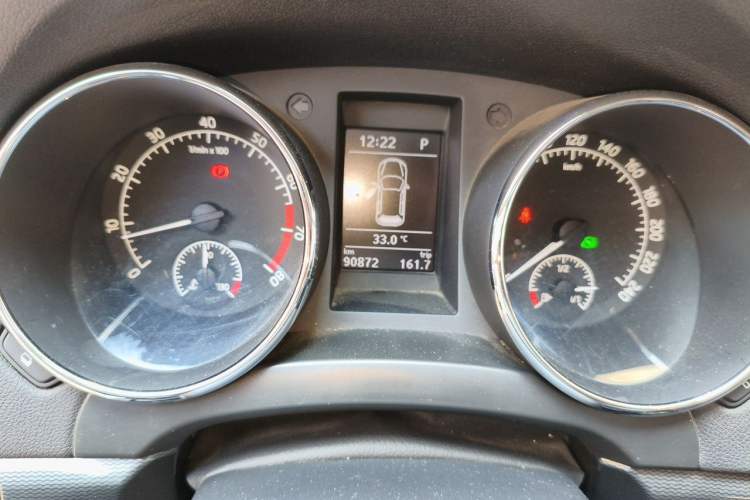 Used Skoda Yeti 2014 1.4 TSI DSG Phantom Edition Odometer Close Up