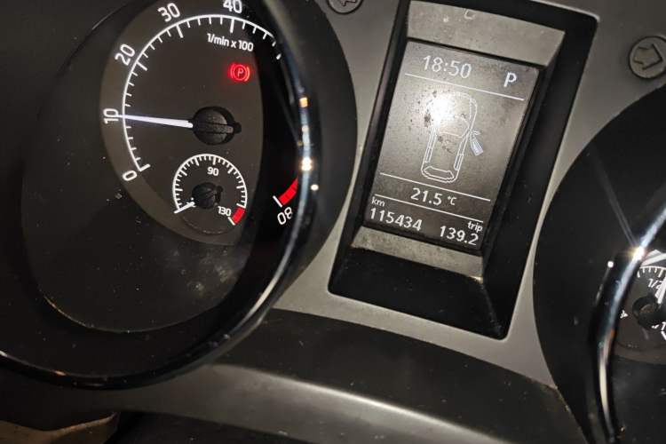 Used Skoda Yeti 2014 1.8TSI DSG All-Wheel Drive Edition Odometer Close Up