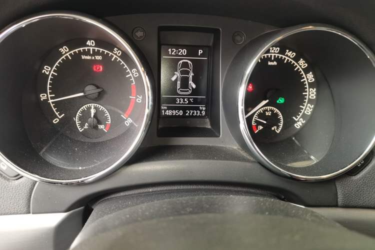 Used Skoda Yeti 2014 1.4 TSI DSG Phantom Edition Odometer Close Up