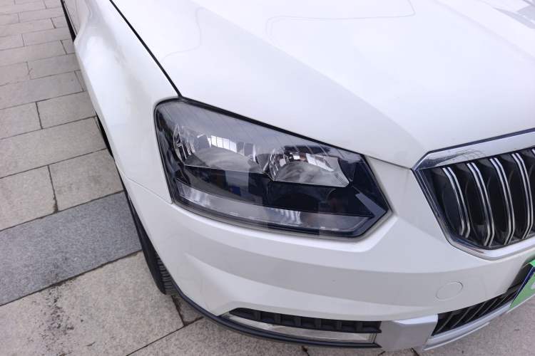 Used Skoda Yeti 2014 1.8TSI DSG Polar Edition Right Front Headlight