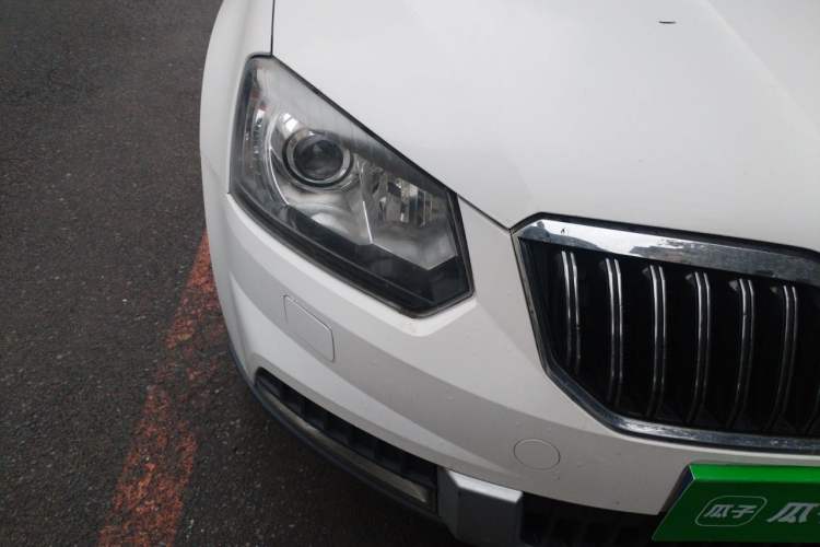 Used Skoda Yeti 2014 1.8TSI DSG All-Wheel Drive Edition Right Front Headlight