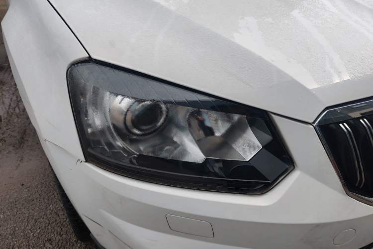 Used Skoda Yeti 2014 1.8TSI DSG All-Wheel Drive Edition Right Front Headlight