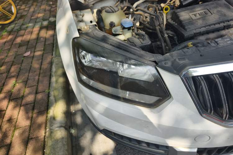 Used Skoda Yeti 2014 1.4TSI Manual Polar Edition Right Front Headlight