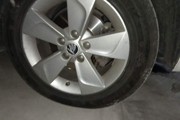 Used Skoda Yeti 2014 1.4TSI DSG Vibrant Edition Right Front Wheel Hub