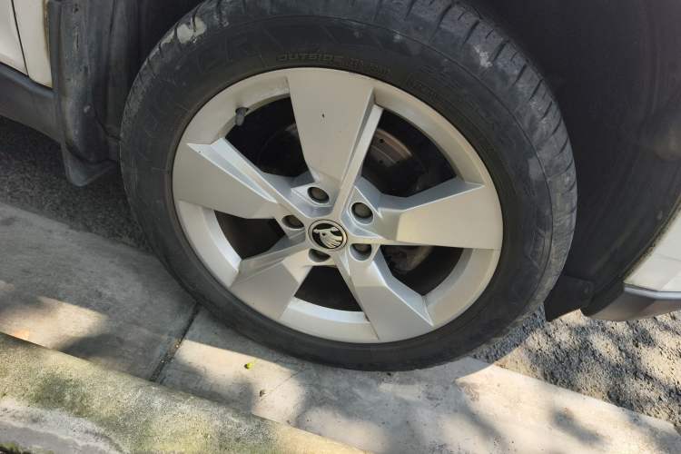 Used Skoda Yeti 2014 1.4TSI Manual Polar Edition Right Front Wheel Hub