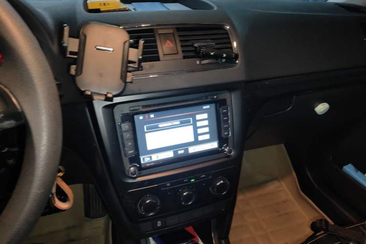 Used Skoda Yeti 2014 1.4TSI DSG Vibrant Edition Audio And AC Panel