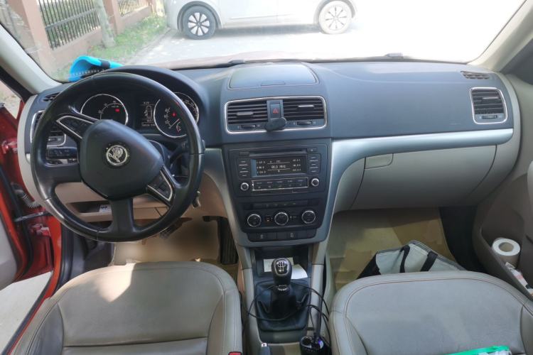 Used Skoda Yeti 2014 1.4TSI Manual Explore Edition Center Console