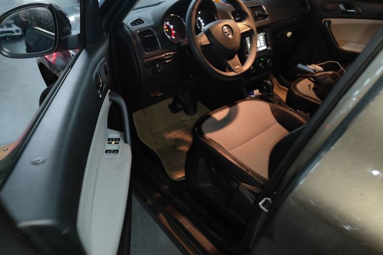 Used Skoda Yeti 2014 1.4TSI DSG Vibrant Edition Driver Seat