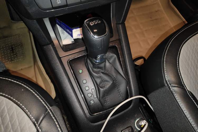 Used Skoda Yeti 2014 1.4TSI DSG Vibrant Edition Gear Lever