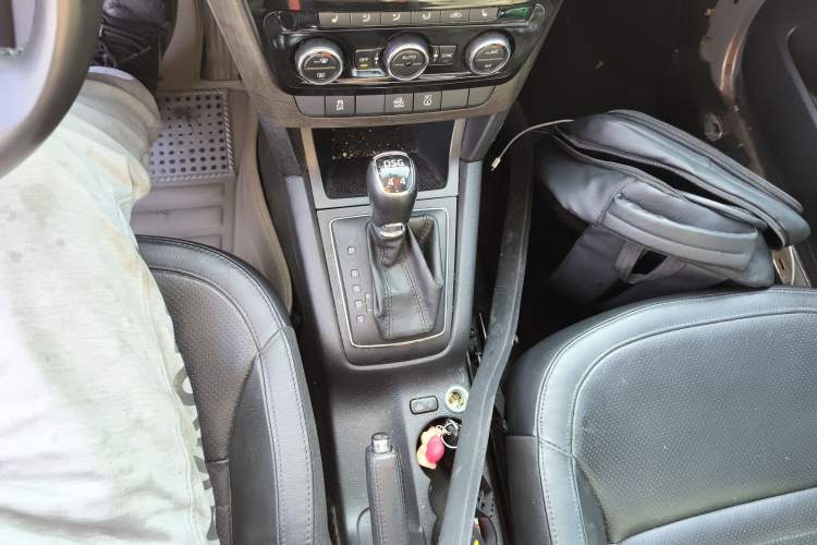Used Skoda Yeti 2014 1.8TSI DSG All-Wheel Drive Edition Gear Lever