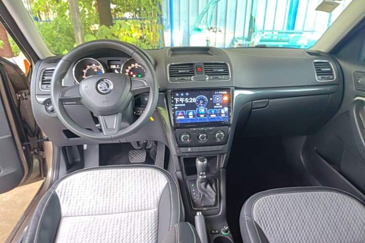 Used Skoda Yeti 2016 1.4TSI DSG Advanced Edition Center Console