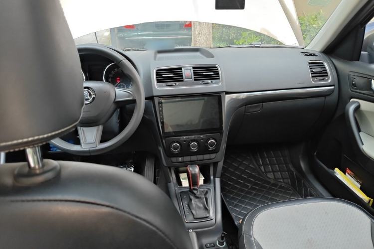 Used Skoda Yeti 2016 1.4TSI DSG Advanced Edition Center Console