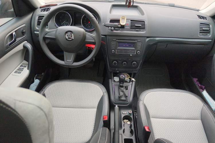 Used Skoda Yeti 2016 1.4TSI DSG Advanced Edition Center Console