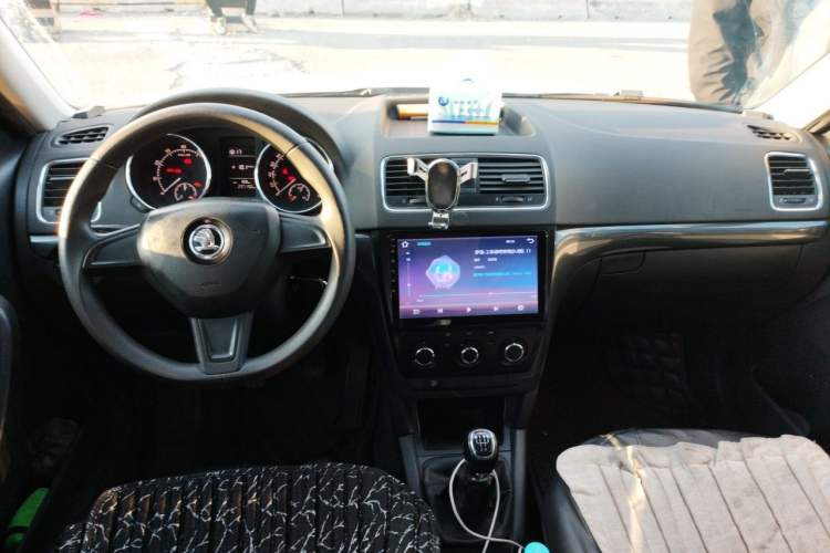Used Skoda Yeti 2016 1.6L Manual Front-Wheel-Drive Version Center Console
