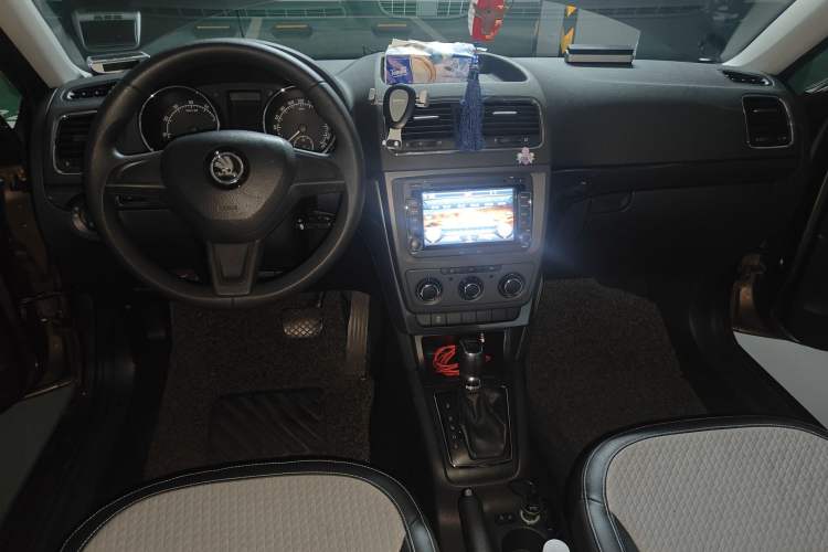 Used Skoda Yeti 2016 1.4TSI DSG Advanced Edition Center Console