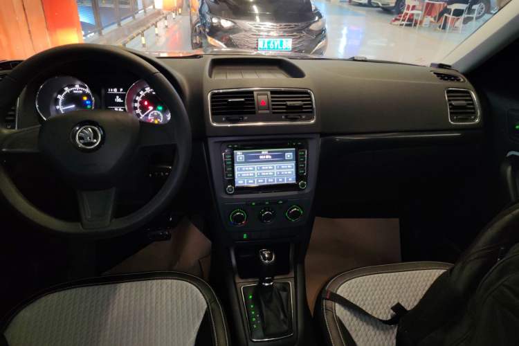 Used Skoda Yeti 2016 1.4TSI DSG Advanced Edition Gear Lever