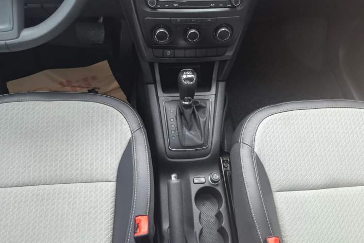 Used Skoda Yeti 2016 1.4TSI DSG Advanced Edition Gear Lever